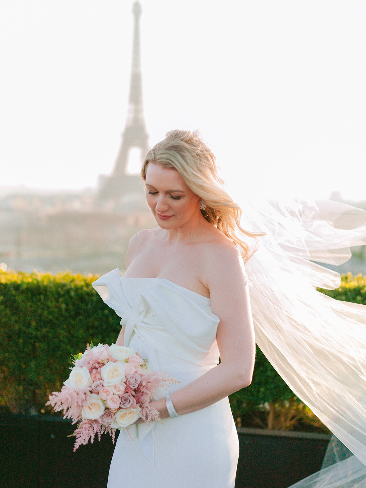 bride look her wedding bouquet